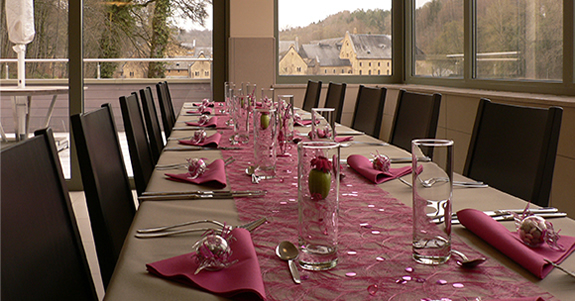 Table dressée dans une salle privative
