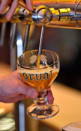 Service d’un verre d’Orval